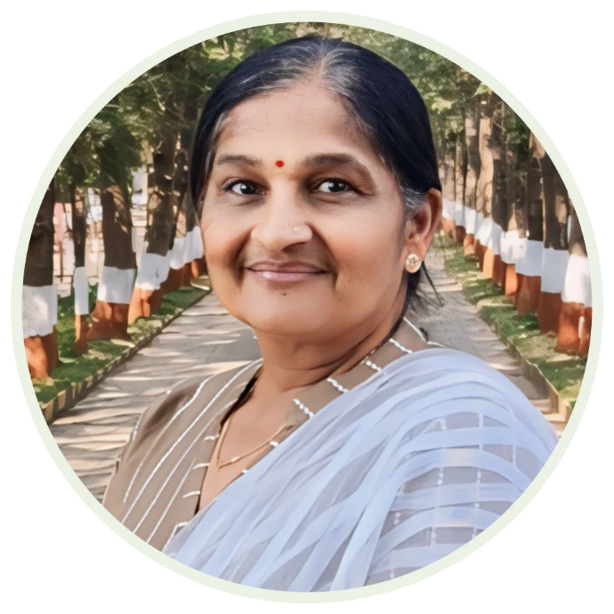 Rasilaben Savaliya – Natural Raw Food Expert guiding participants about healthy and natural food lifestyle.